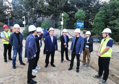 蔡甸区副区长钟响走访调研区人民医院疫情防治中心项目建设情况